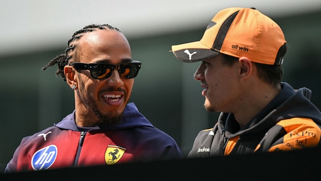 Lando Norris (r.) wurde beim Interview überwacht, Lewis Hamilton (l.) ging auf Shoppingtour.