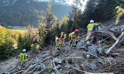 Zahlreiche Einsatzkräfte standen über Stunden im Einsatz.