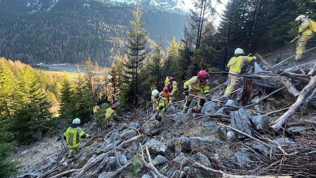 Zahlreiche Einsatzkräfte standen über Stunden im Einsatz.