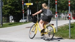 Eine 14-jährige Radfahrerin ist nach der Kollision mit einem Auto Donnerstagabend ins Spital ...