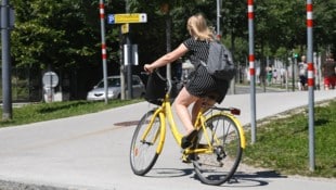 Eine 14-jährige Radfahrerin ist nach der Kollision mit einem Auto Donnerstagabend ins Spital ...