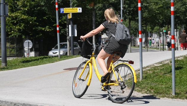 Eine 14-jährige Radfahrerin ist nach der Kollision mit einem Auto Donnerstagabend ins Spital ...