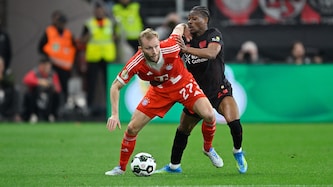 Konrad Laimer (l.) im Zweikampf mit Nathan Tella