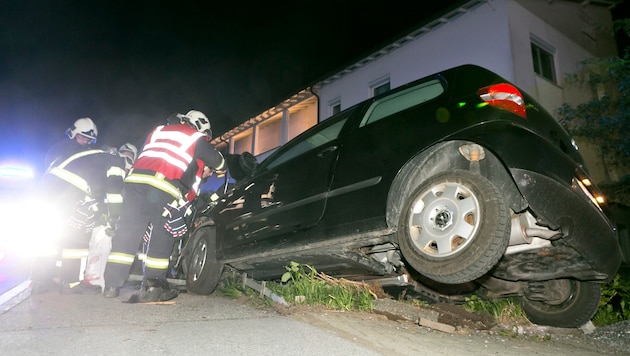 Der Pkw wurde von zwei Zaunpfeilern gestoppt.