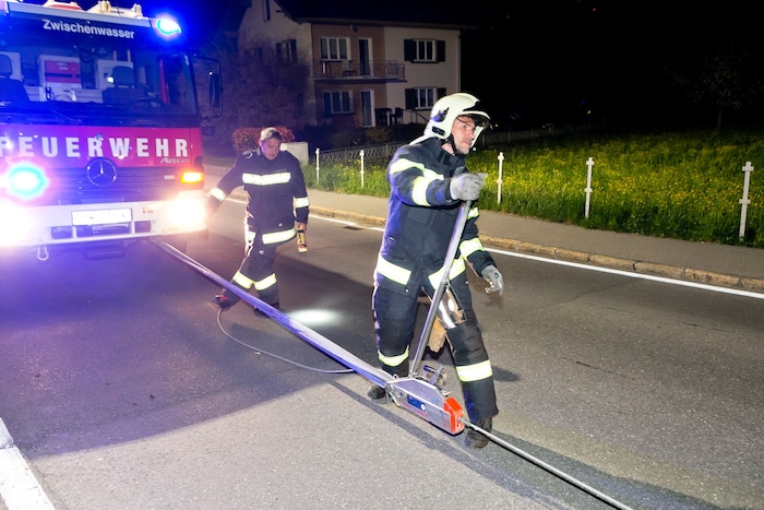 Die Feuerwehr musste das Fahrzeug mit einer Seilwinde auf einen Parkplatz ziehen.