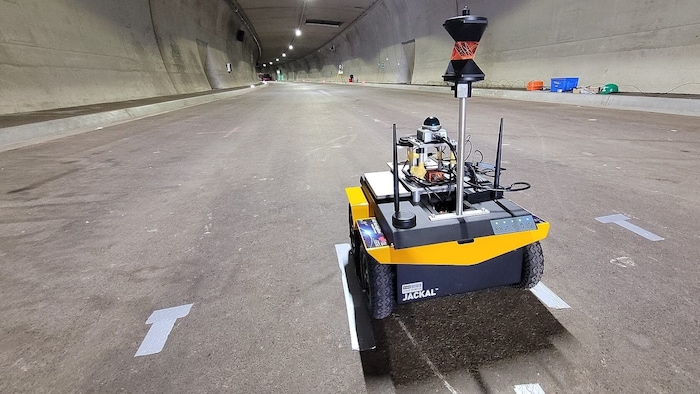 Ein fahrender Roboter bei Tests in einem Tunnel.