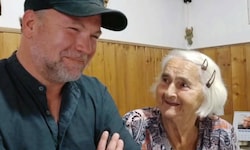 Thomas Stipsits teilte dieses liebe Foto, das ihn mit seiner verstorbenen Oma zeigt.