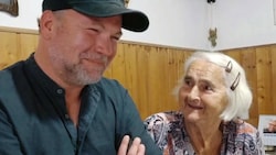 Thomas Stipsits teilte dieses liebe Foto, das ihn mit seiner verstorbenen Oma zeigt.