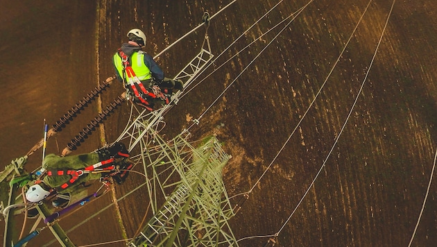 Viele Kilometer an Leitungen und Masten garantieren den Stromfluss; künftig soll das öffentliche ...