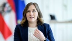 Familienministerin Claudia Bauer (ÖVP) hat Altersgrenzen für das Einsetzen von Eizellen ...
