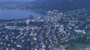 Eine Schrägluftaufnahme der Landeshauptstadt Bregenz um 1980.