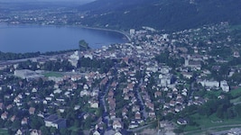 Eine Schrägluftaufnahme der Landeshauptstadt Bregenz um 1980.