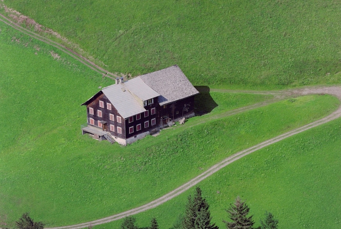 Schrägluftaufnahmen von einem Wohnhaus in der Gemeinde Fontanella.