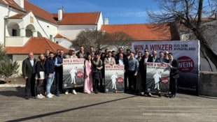 Krönender Abschluss: Liegenfeld (li.) und Oschep (6. v. li.) laden zum Fest ins Martinsschlössl.