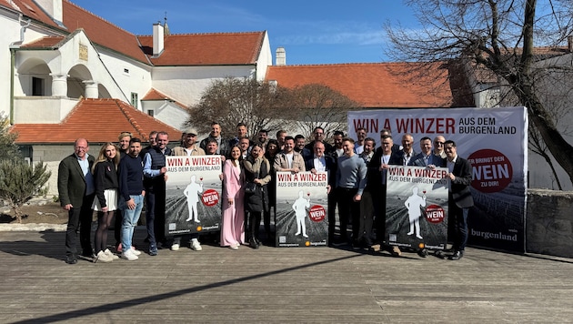 Krönender Abschluss: Liegenfeld (li.) und Oschep (6. v. li.) laden zum Fest ins Martinsschlössl.