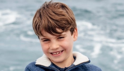 So süß – und ganz schön wild! Prinz Louis (8) zeigt sich mit Kratzer im neuen Geburtstagsfoto