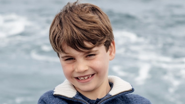 So süß – und ganz schön wild! Prinz Louis (8) zeigt sich mit Kratzer im neuen Geburtstagsfoto