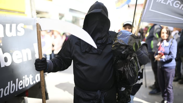 Kasser muss bei vielen, wie beim Verein LKGmündbleibt – hier bei der Demo in St. Pölten – noch ...