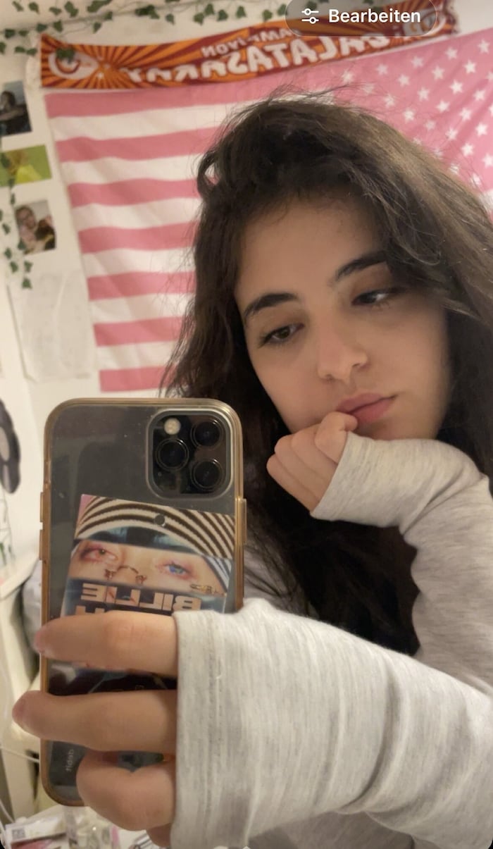 Einst verließ Sude ihr Zimmer nicht mehr und starrte nur aufs Handy.