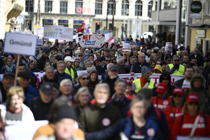 Um die 500 Leute marschieren am Donnerstag Vormittag durch St. Pölten. Ihr Ziel: das ...