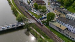 Die aktuelle Bahnstrecke in Wildon mit dem Bahnhof im Ortszentrum. 