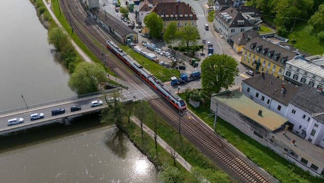 Die aktuelle Bahnstrecke in Wildon mit dem Bahnhof im Ortszentrum.