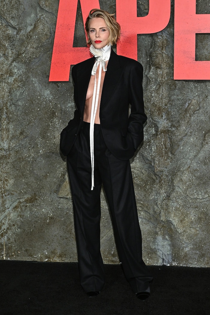 Statt einer Bluse trug Theron „nur“ einen breiten Kragen mit Schleife ...