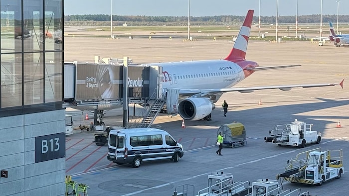 Wegen eines randalierenden Abschiebehäftlings kurz vor dem Abflug musste ein Airbus A320 von ...