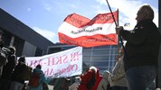Hunderte marschieren am Donnerstag ins Regierungsviertel St. Pölten. 