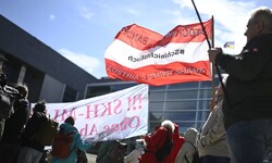 Hunderte marschieren am Donnerstag ins Regierungsviertel St. Pölten. 