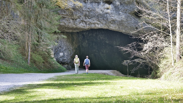 Spektakulär wie die Wasserhöhle selbst ist auch der imposante Eingang.