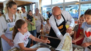 Heimleiterin Carina Gartlacher mit LH Anton Mattle und den fleißigen jungen Helferinnen Marie ...