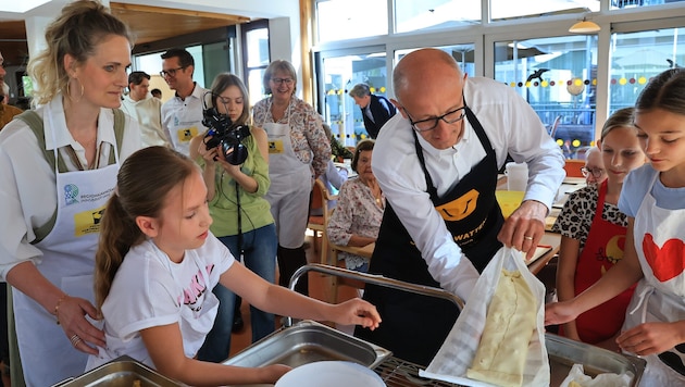 Heimleiterin Carina Gartlacher mit LH Anton Mattle und den fleißigen jungen Helferinnen Marie ...