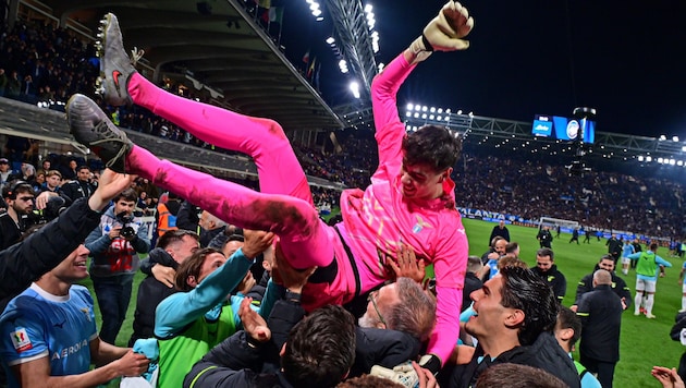 Edoardo Motta wird nach Matchende als Held gefeiert.