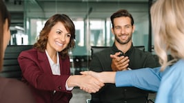 Ein freundlicher Händedruck sagt oft mehr als tausend Worte.