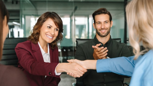 Ein freundlicher Händedruck sagt oft mehr als tausend Worte.