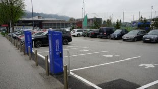 Deutlich sind die vier Ladeplätze als solche gekennzeichnet. Die Stationen werden von den ...