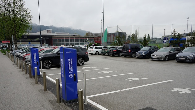 Deutlich sind die vier Ladeplätze als solche gekennzeichnet. Die Stationen werden von den ...
