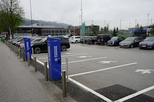 Deutlich sind die vier Ladeplätze als solche gekennzeichnet. Die Stationen werden von den ...