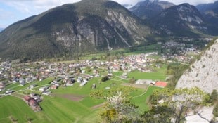 Herrlich fällt der Blick vom Adlerhorst hinunter nach Nassereith aus.