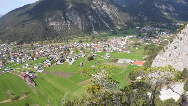Herrlich fällt der Blick vom Adlerhorst hinunter nach Nassereith aus.