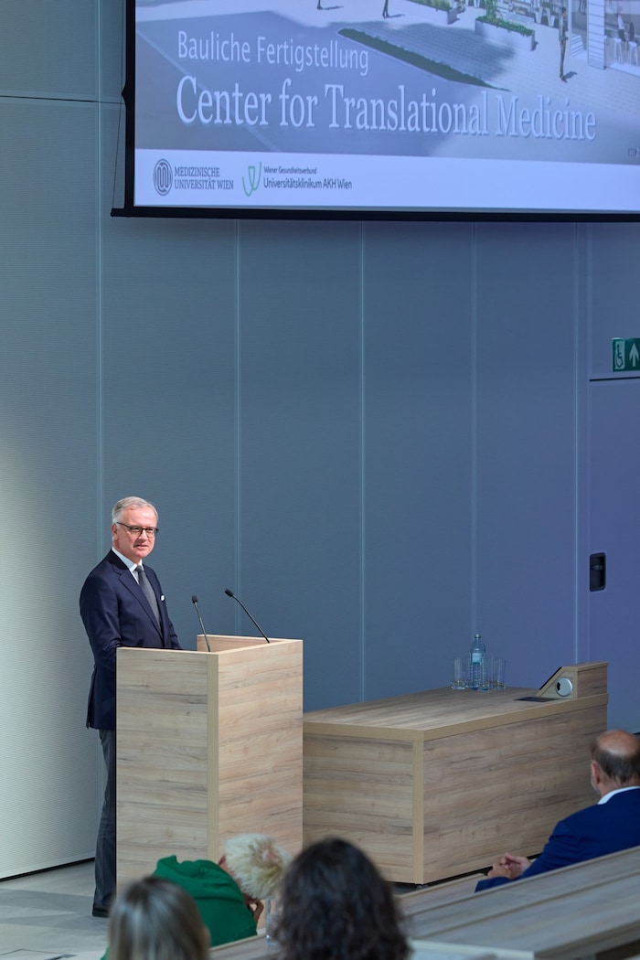 MedUni-Rektor Markus Müller bei der Feier zur baulichen Fertigstellung des neuen Vorzeigelabors
