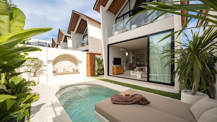 „Enola“ und „The Marali“: moderne Poolvillen nahe dem Nyang Nyang Beach