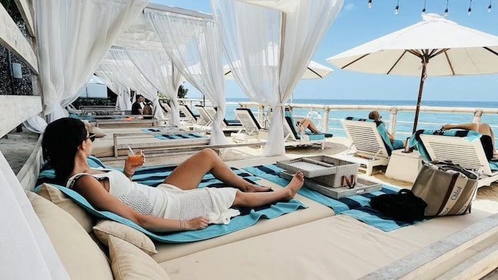 Sundays: Daybed in XXL, coole Drinks und heiße Beats.