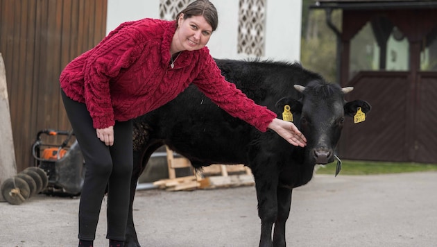 Kerstin Hausegger mti dem per Flascherl aufgezogenen früh geborenen Stier „Silvio“