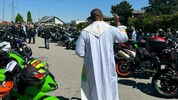 Kaplan Henry vom Pfarrverband Enns-Donauwinkel segnete 2024 die Motorräder. 