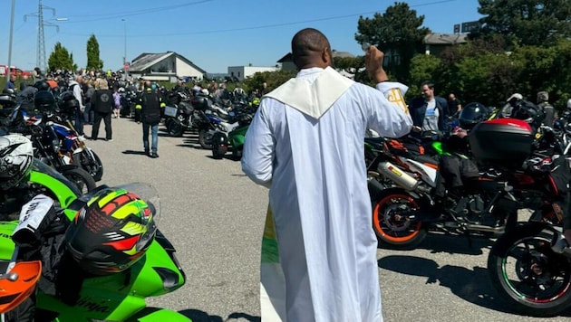 Kaplan Henry vom Pfarrverband Enns-Donauwinkel segnete 2024 die Motorräder.
