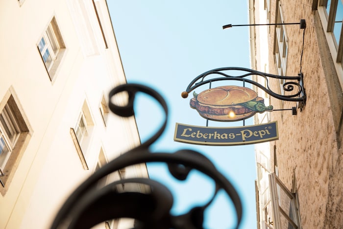 Beliebt: Einkehr auf eine Leberkässemmel beim Leberkas-Pepi.
