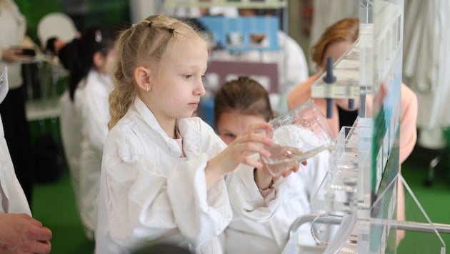 Die Mädchen mussten die Rohre am Haus-Modell mit dem Kanal verbinden.