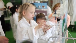 Die Mädchen mussten die Rohre am Haus-Modell mit dem Kanal verbinden.